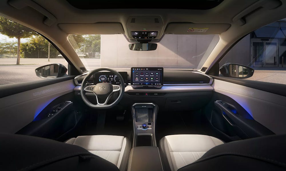 Cockpit des VW T-Roc mit Multifunktionslenkrad und Touchscreen