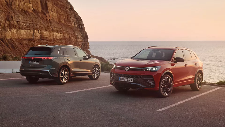 Seitenansicht eines geparkten VW Tiguan