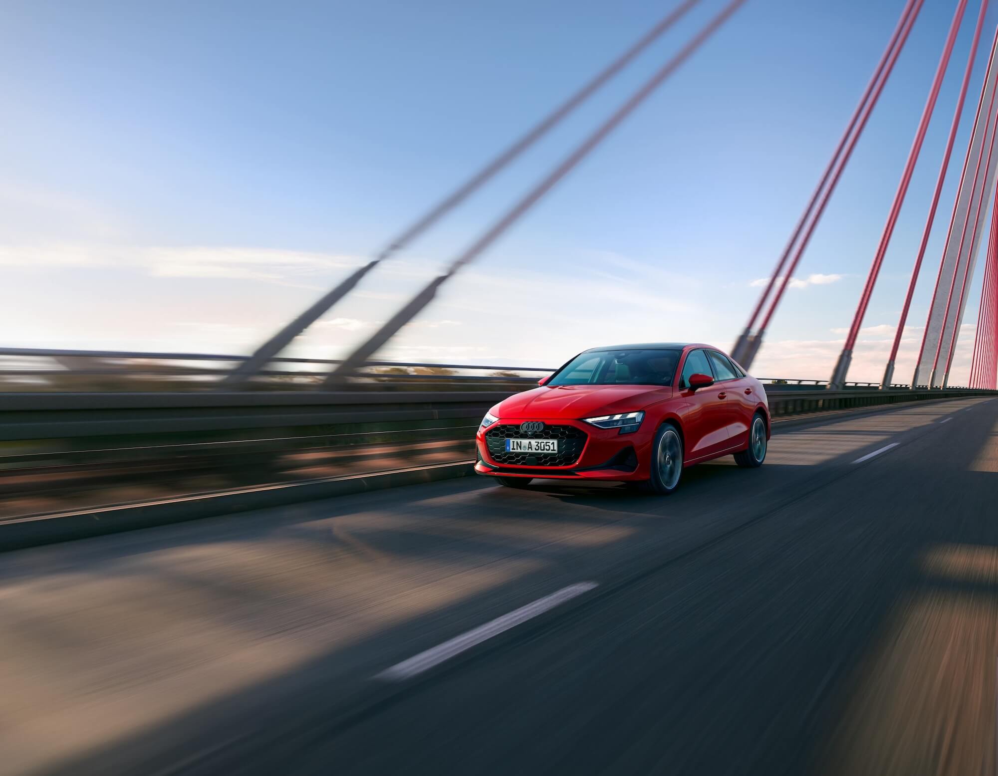 Frontansicht des roten Audi A3 während der Fahrt