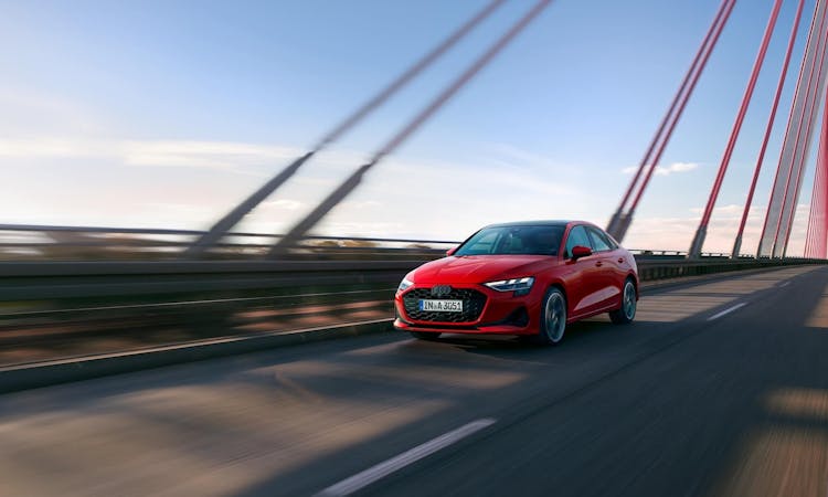 Frontansicht des roten Audi A3 während der Fahrt