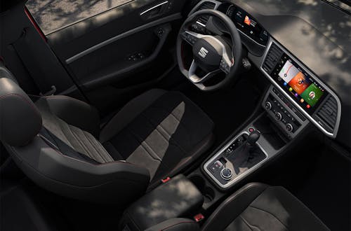 Interieur des SEAT Ateca mit Multifunktionslenkrad und Display