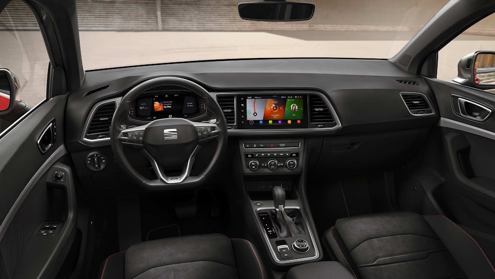 Cockpit des SEAT Ateca mit Multifunktionslenkrad und Display