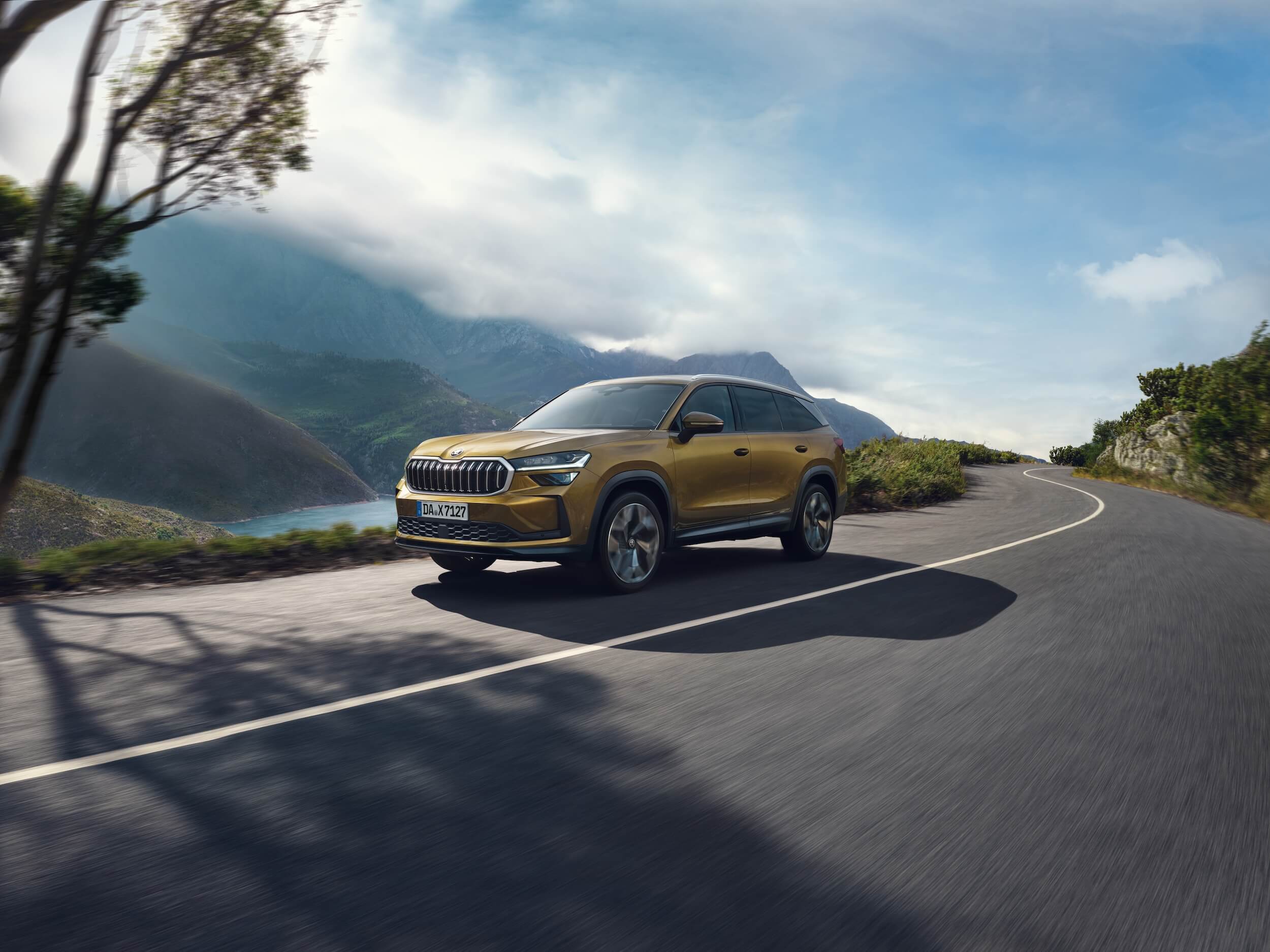 Skoda Kodiaq während der Fahrt vor Bergpanorama
