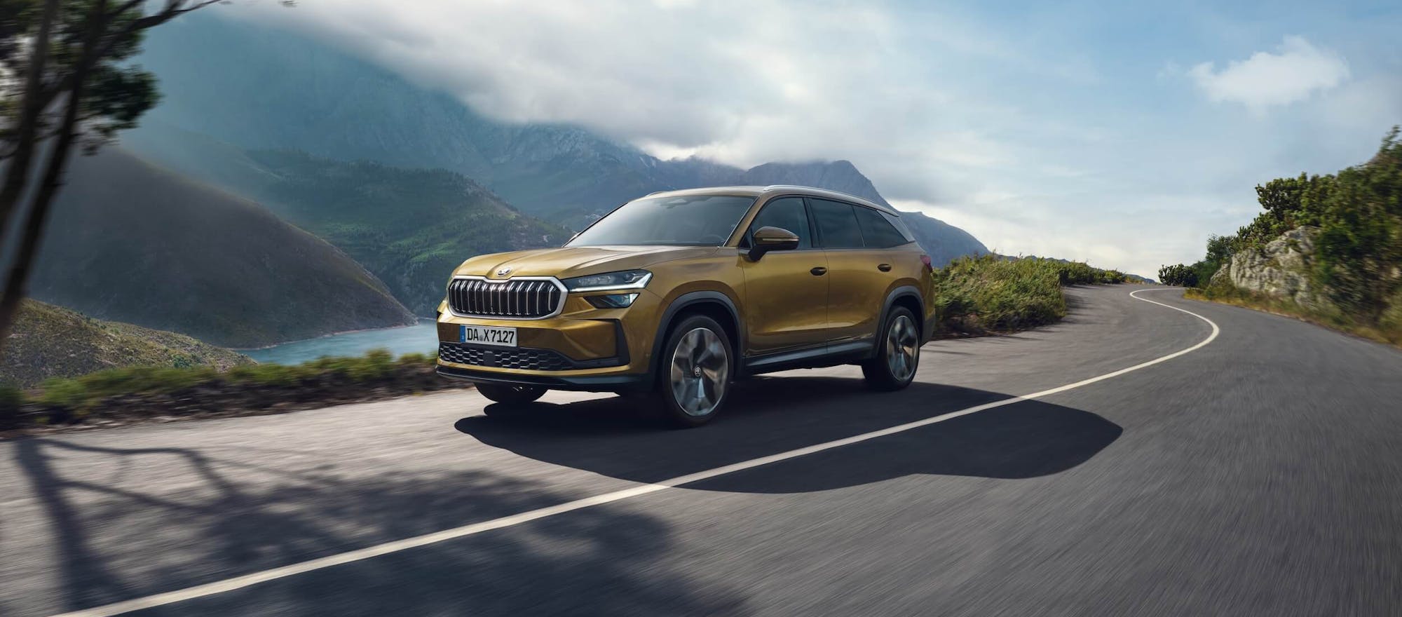 Skoda Kodiaq während der Fahrt vor Bergpanorama