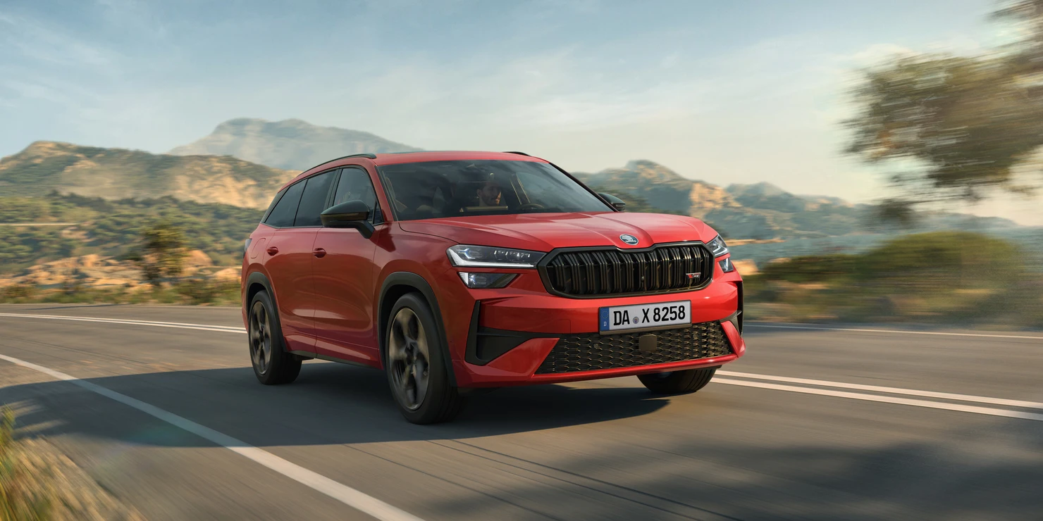 Roter Skoda Kodiaq RS während der Fahrt