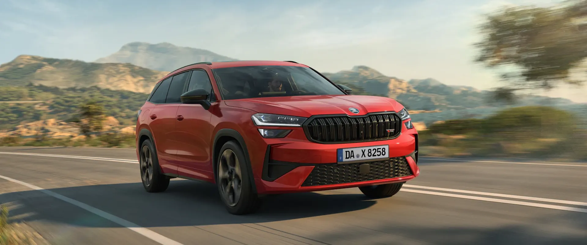 Roter Skoda Kodiaq RS während der Fahrt