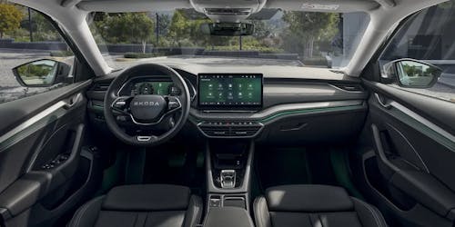 Interiur des Skoda Octavia mit Multifunktionslenkrad und Display