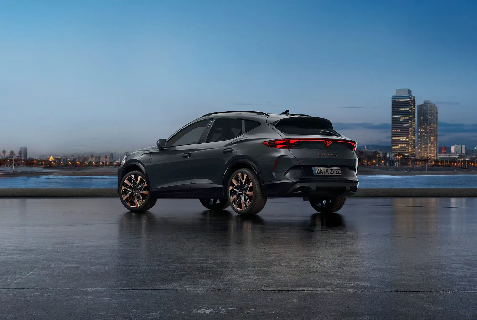 Vor Skyline geparkter Cupra Formentor Extreme