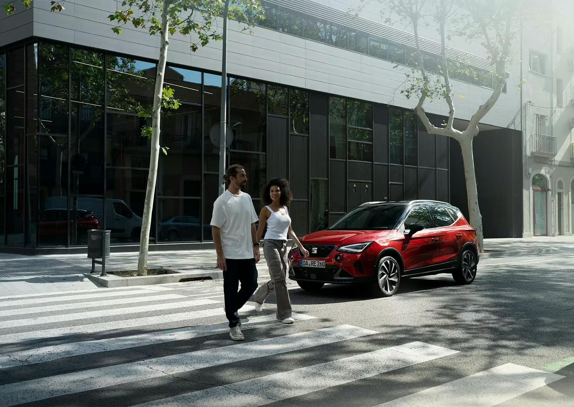 Seat Arona in rot am Parken