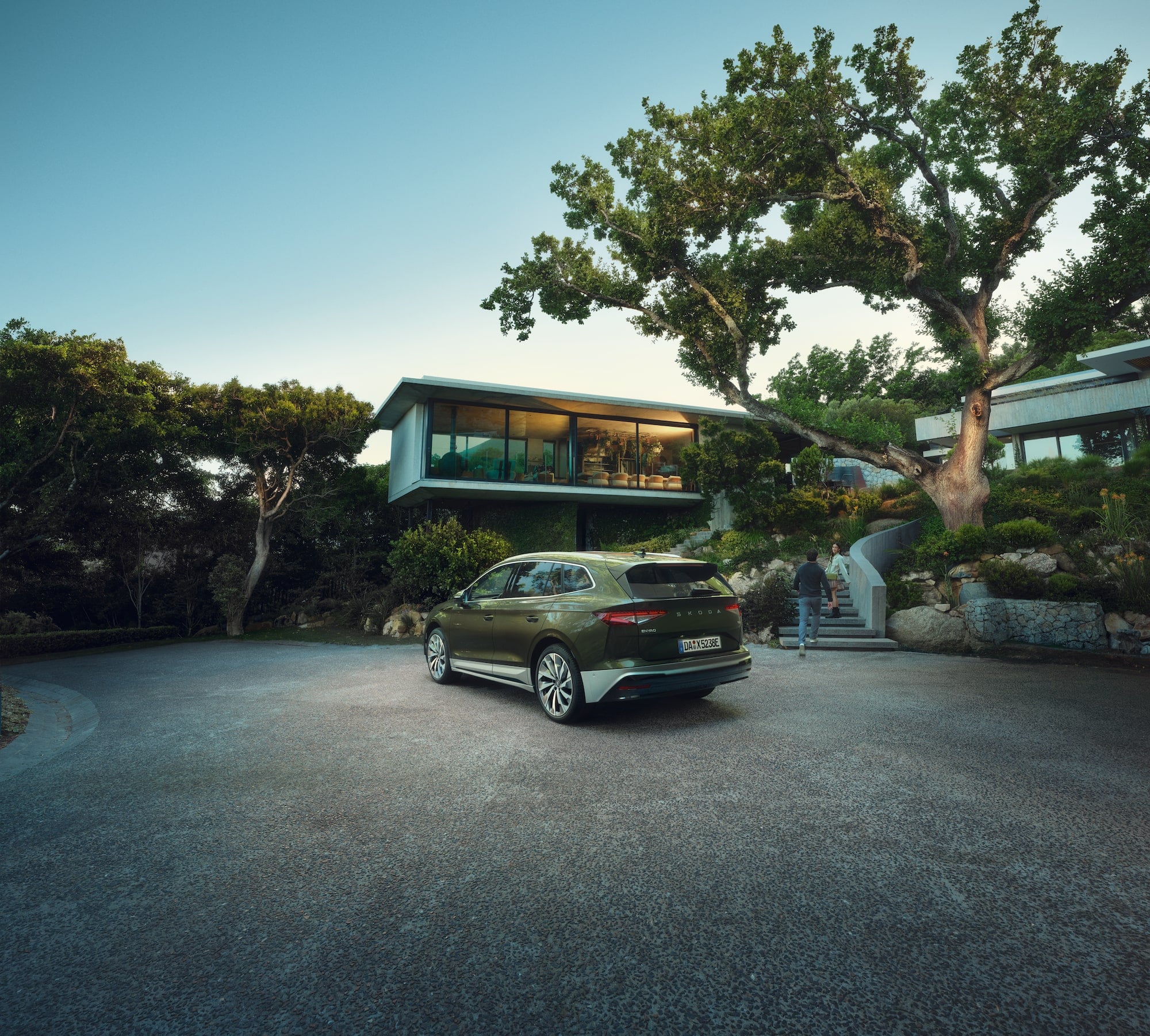 Vor Haus geparkter Skoda Enyaq