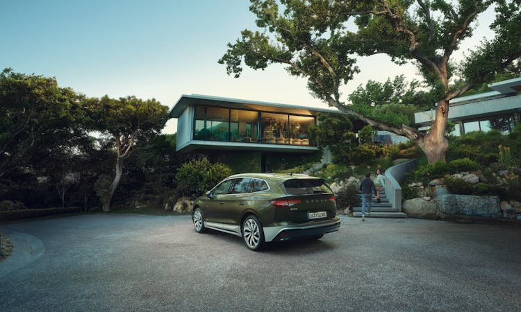 Vor Haus geparkter Skoda Enyaq