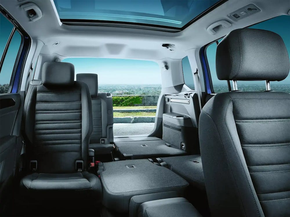 Innenraum des VW Touran mit umgeklappten Sitzen