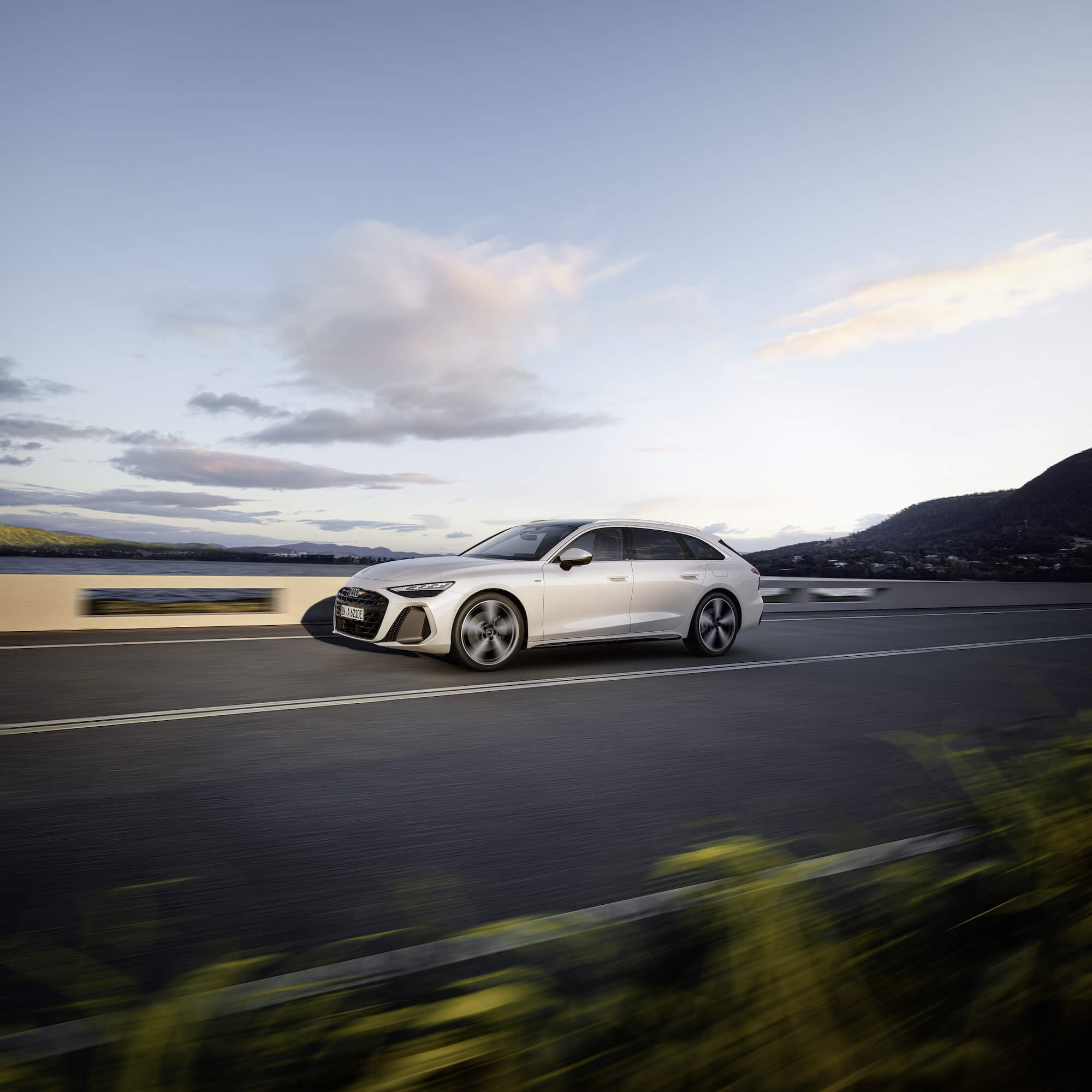 Weißer Audi A6 während der Fahrt
