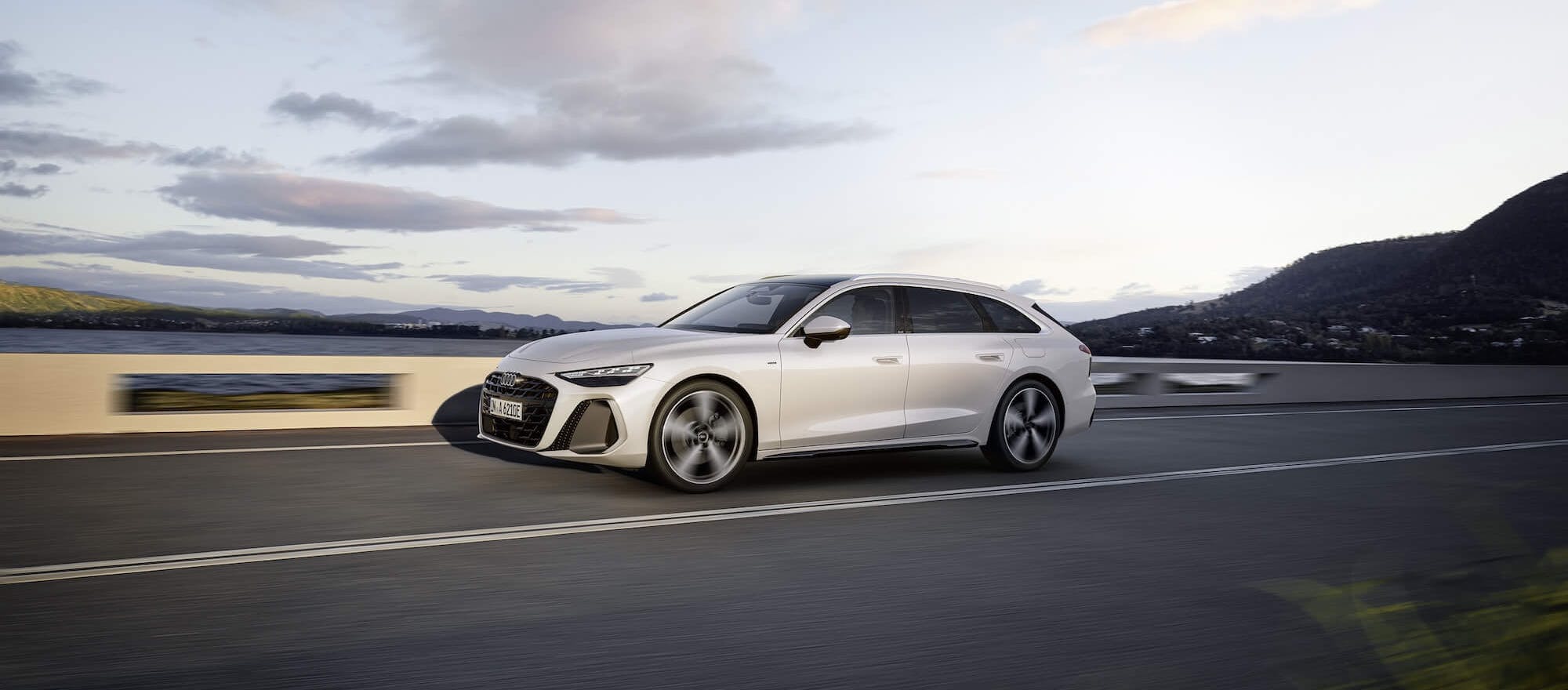 Weißer Audi A6 während der Fahrt