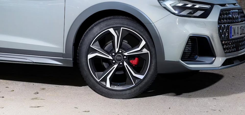 Nahaufnahme der Felge und des Reifens am Audi A1