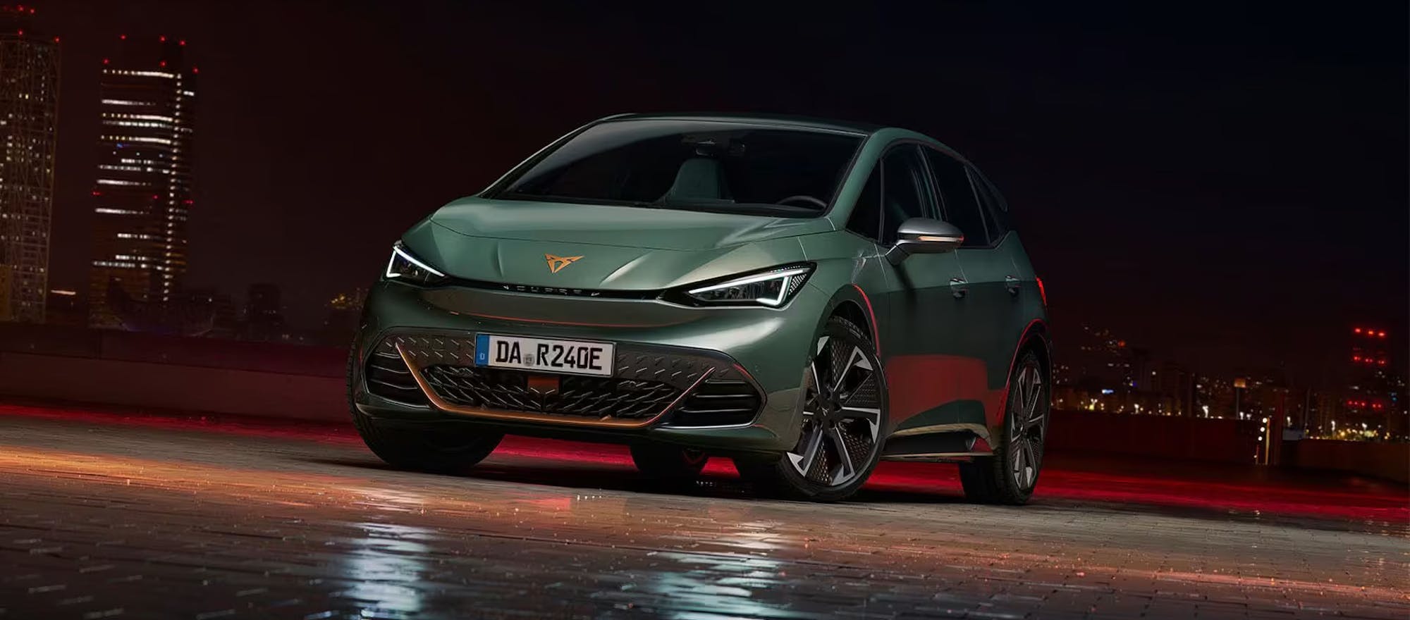 Cupra Born in urbaner Umgebung bei Nacht