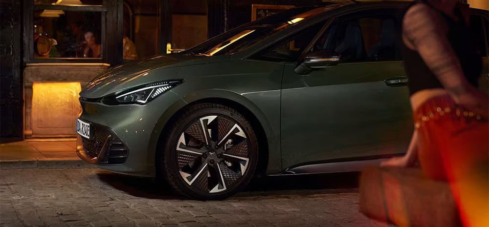 Seitenansicht des Cupra Bor bei Nacht