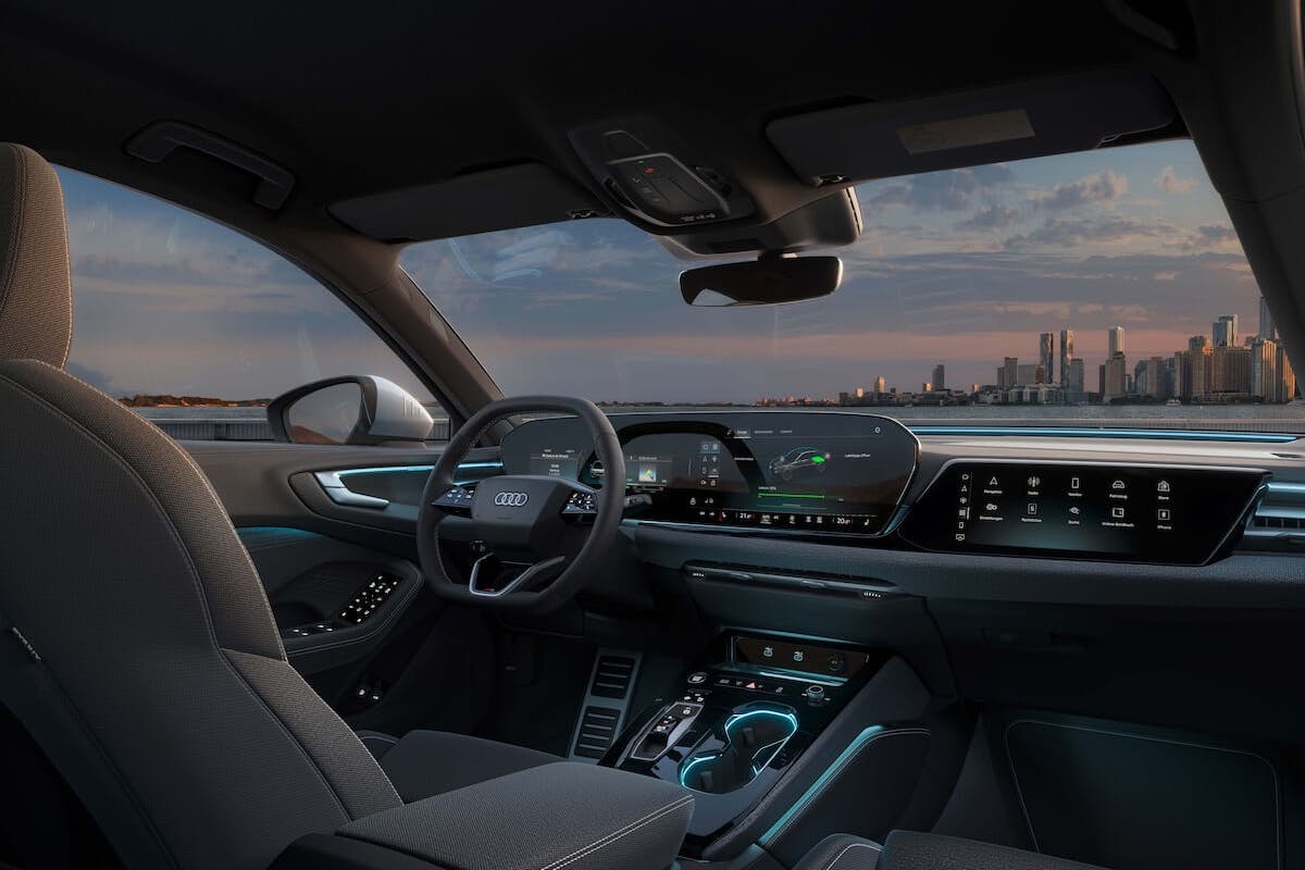 Blick auf Cockpit des Audi A5 mit Skyline im Hintergrund