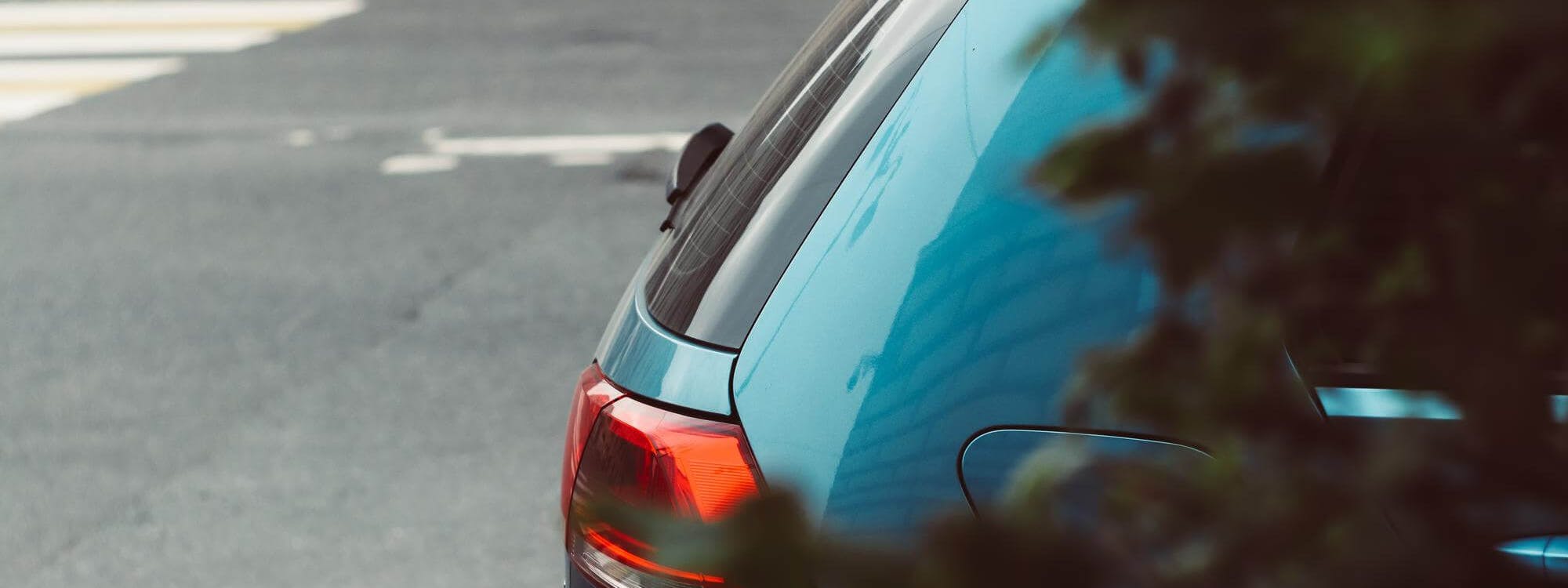 Blaues Auto mit Schrägheck von der Seite