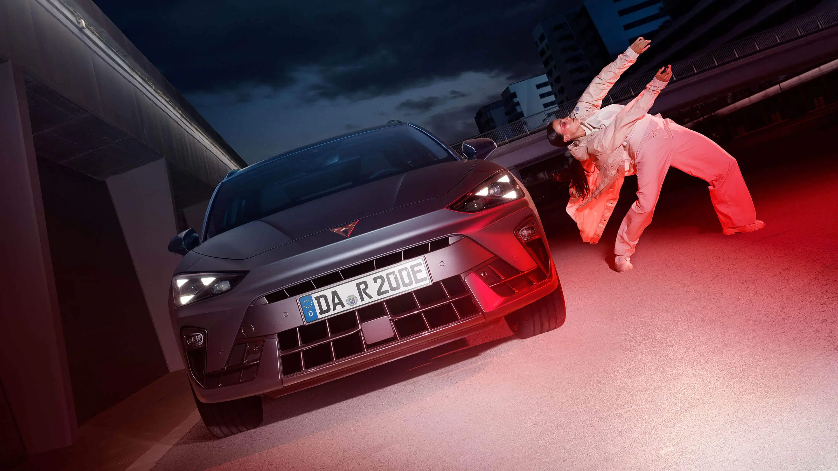 Frontansicht des CUPRA Leon mit tanzender Person daneben