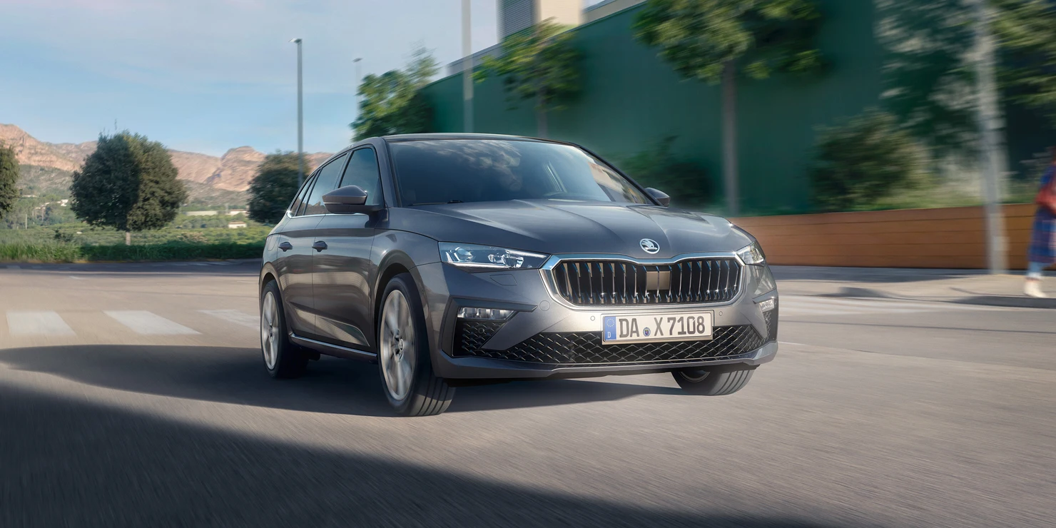 Frontansicht eines über die Straße fahrenden Skoda Scala