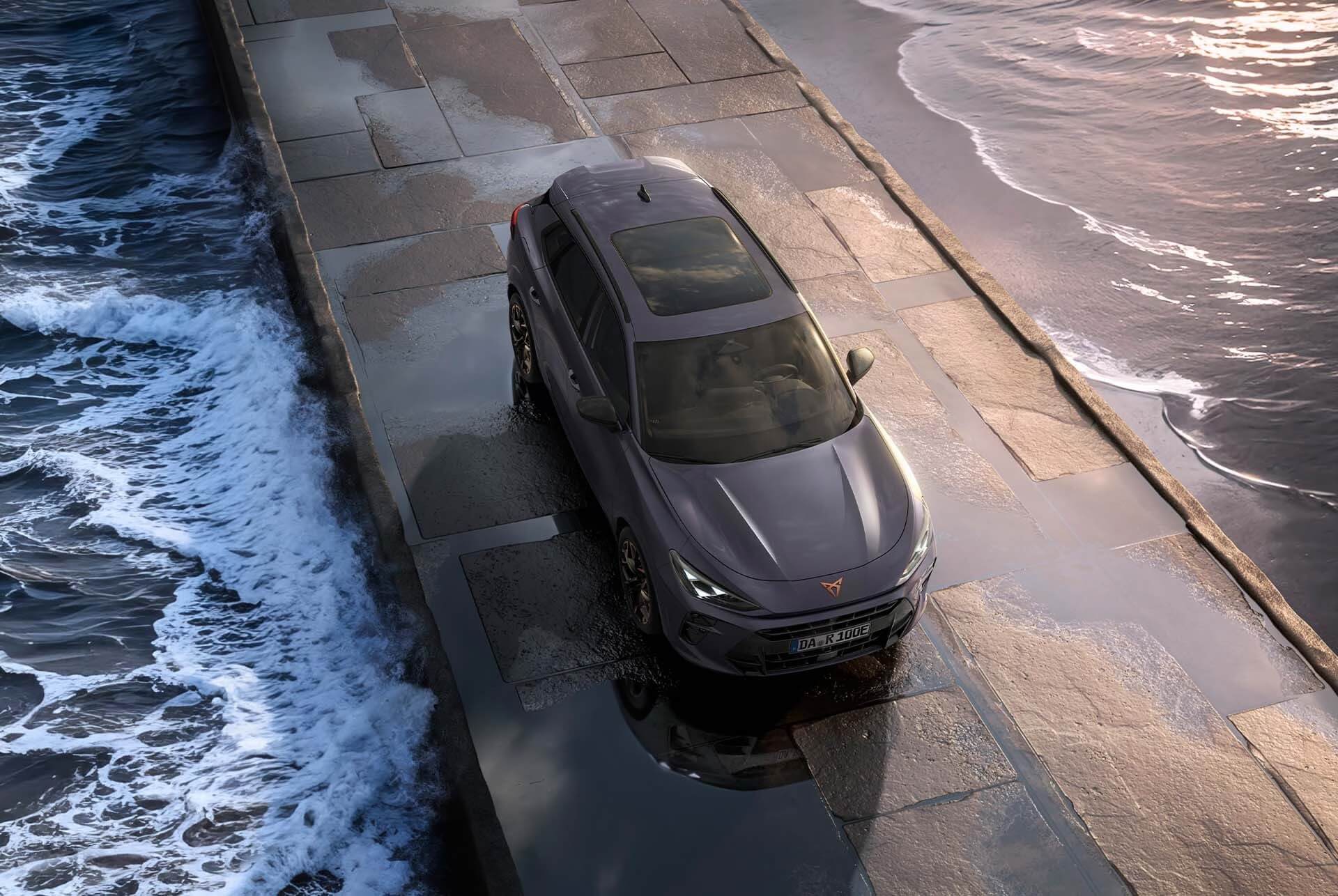 Draufsicht auf den CUPRA Terramar am Wasser geparkt 