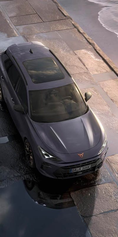 Draufsicht auf den CUPRA Terramar am Wasser geparkt