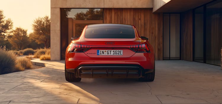 Audi e-tron GT steht vor Garage