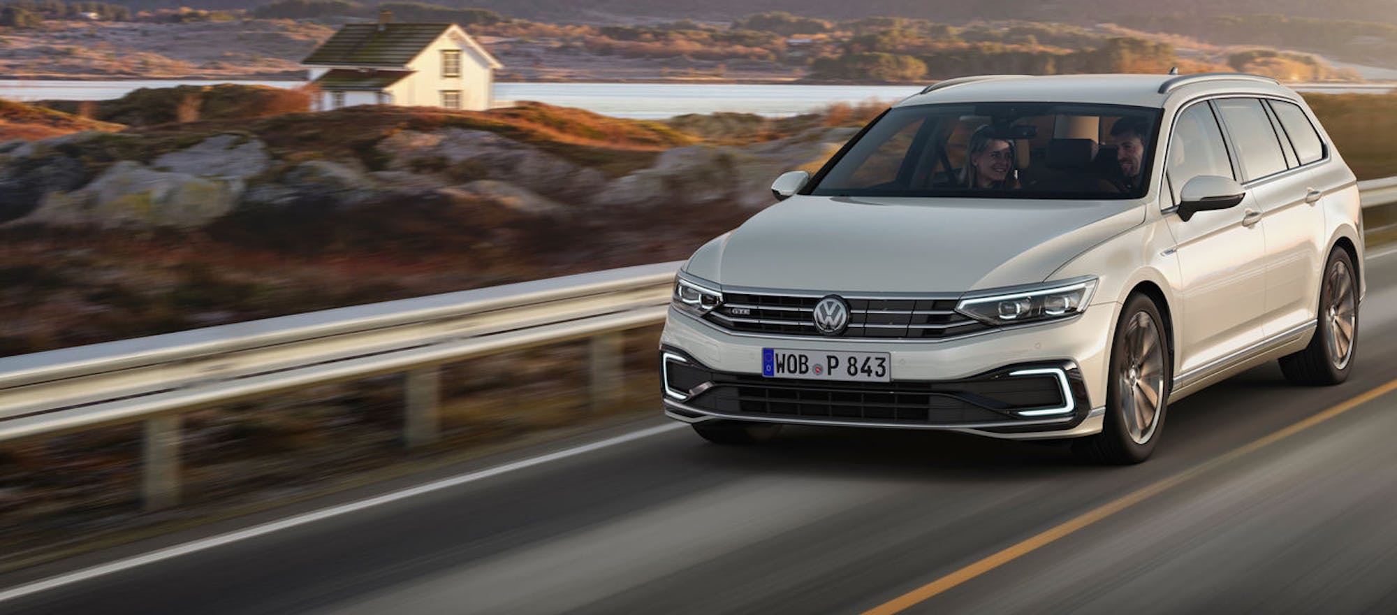 Weißer VW Passat während der Fahrt