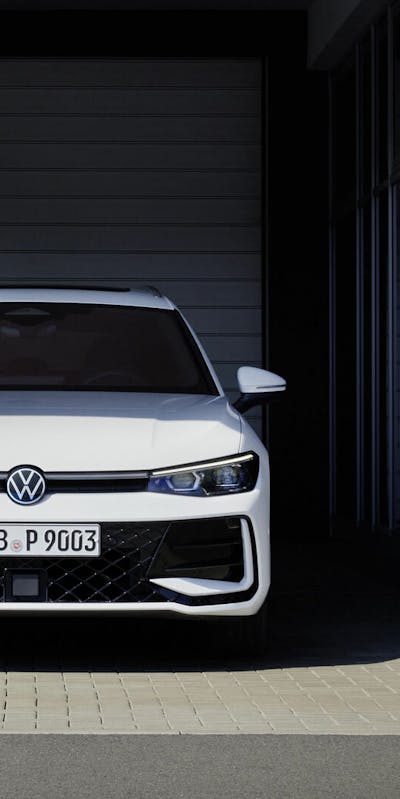 VW Passat in einer Garage