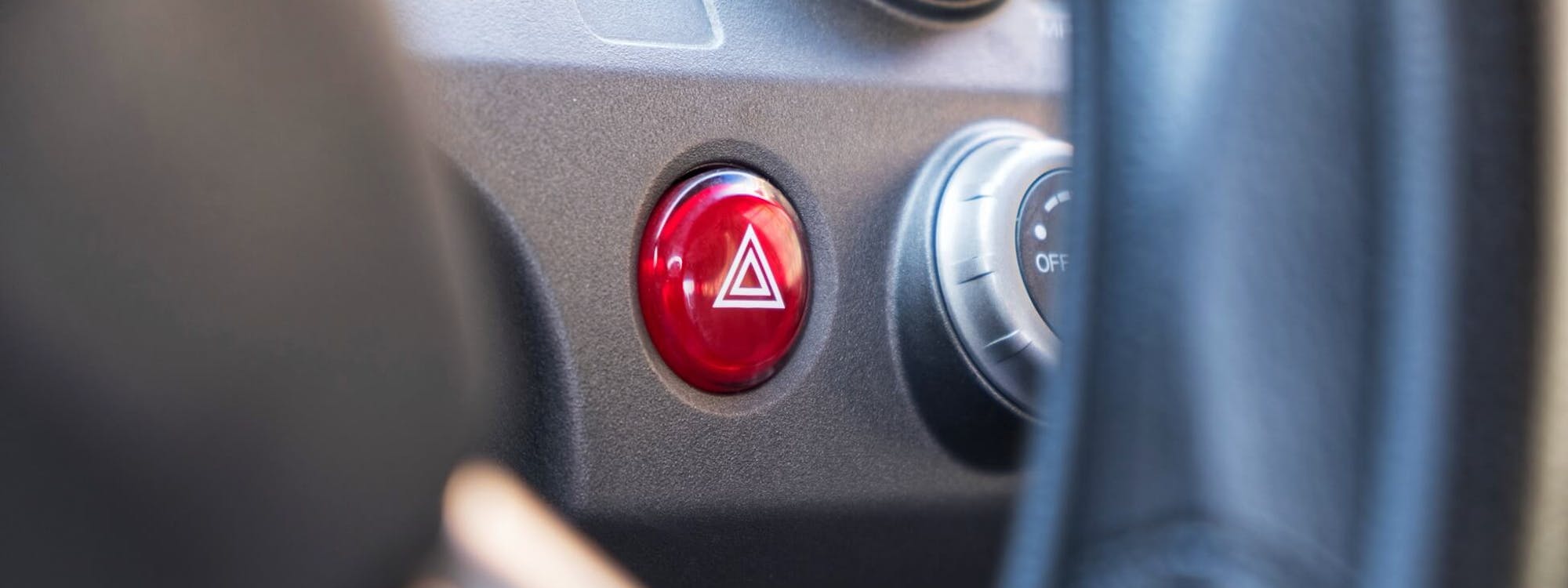 Warnblinker-Schalter im Auto