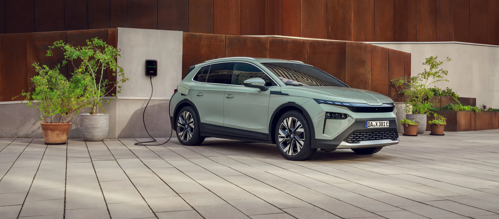 Vor einem modernen Gebäude geparkter Skoda Elroq