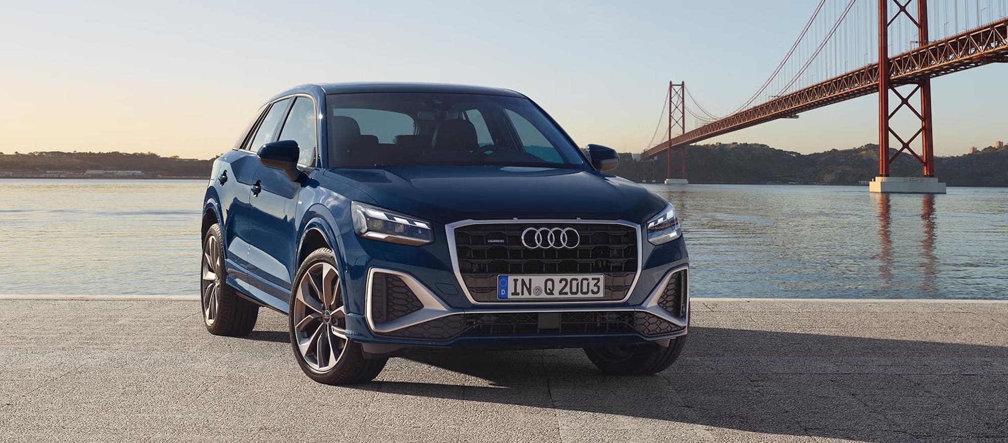 Blauer Audi Q2 vor Wasser geparkt
