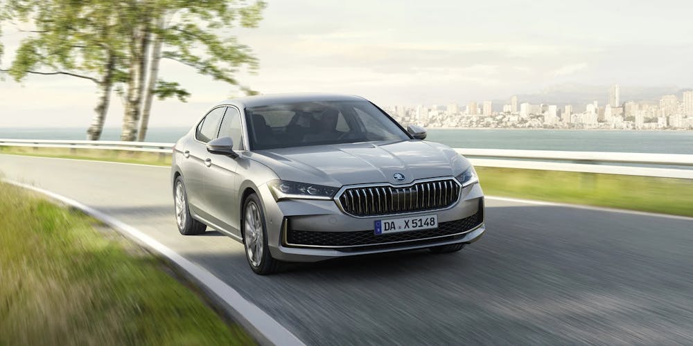 Limousinenheck des Skod Superb in urbaner Umgebung