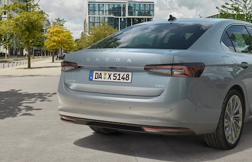 Limousinenheck des Skod Superb in urbaner Umgebung