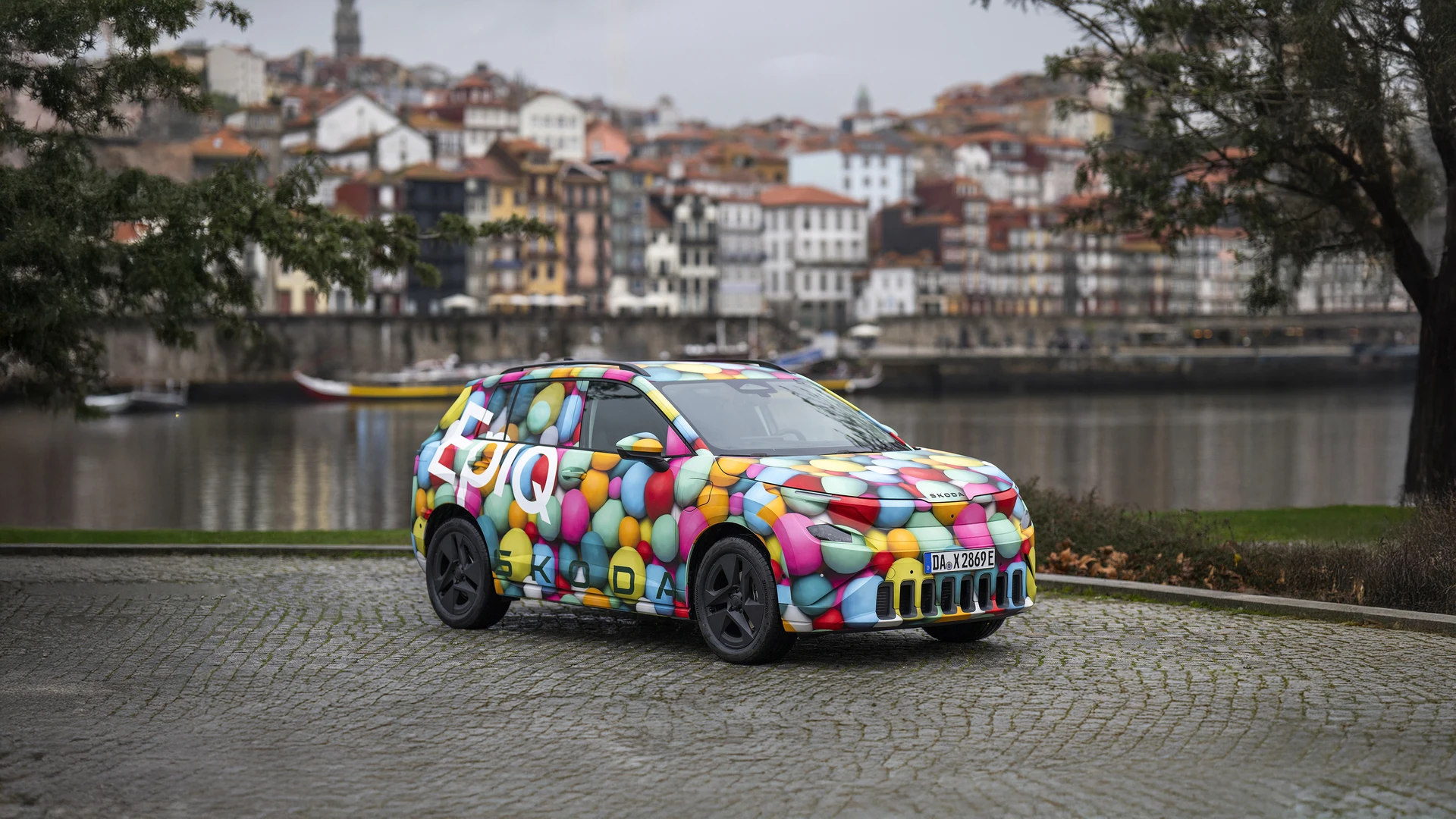 skoda epiq frontaufnahme stadthintergrund