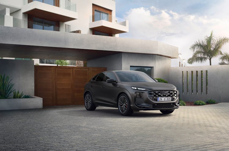 Audi Q3 vor modernem Gebäude geparkt 