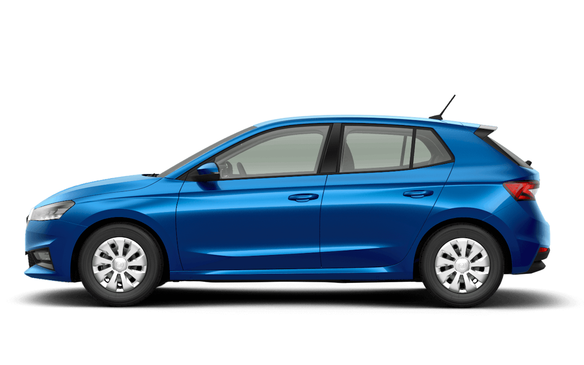 Blauer Skoda Fabia mit freigestelltem Hintergrund