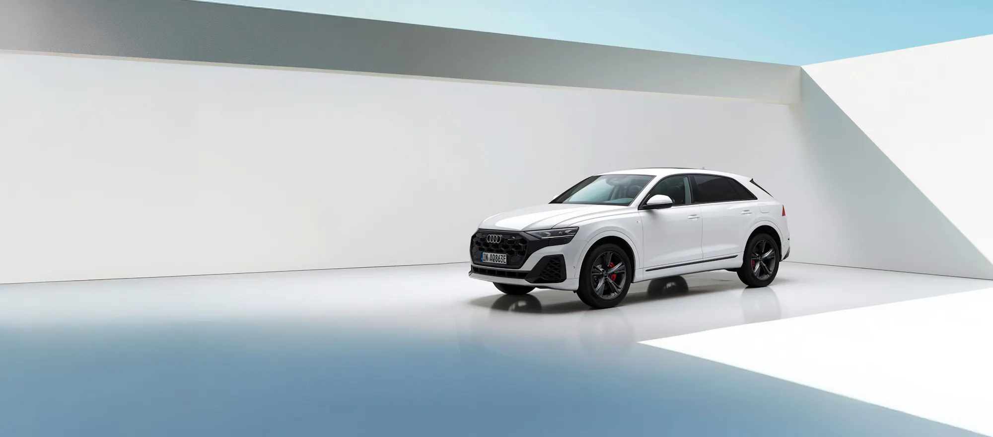 Weißer Audi Q8 vor einem weißen Hintergrund