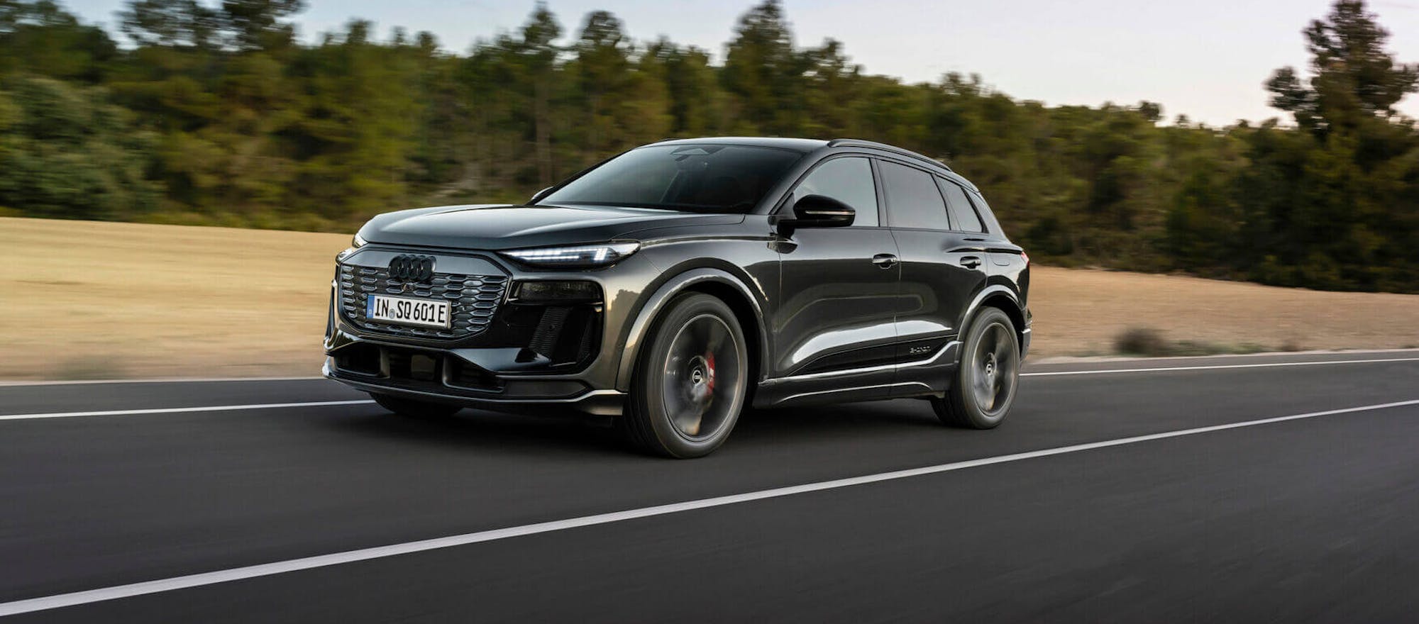 Audi Q6 e-tron in der Farbe "daytonagrau Perleffekt" während der Fahrt