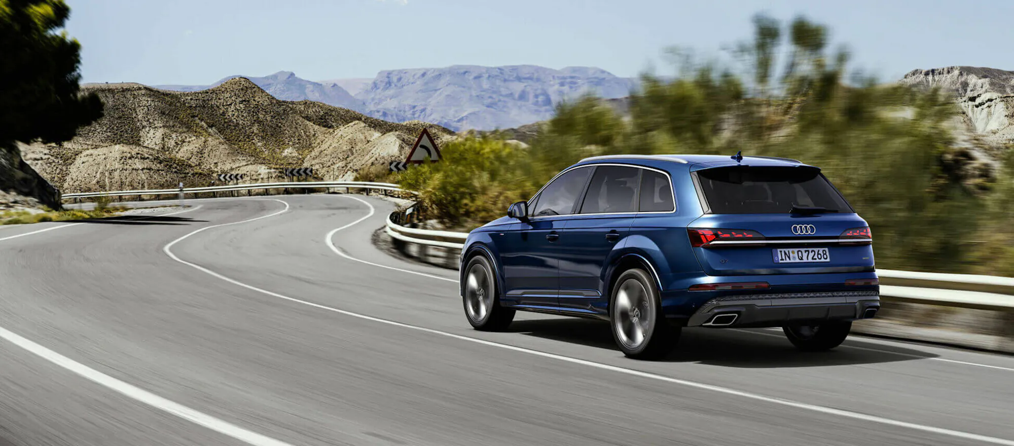 Blauer Audi Q7 während der Fahrt