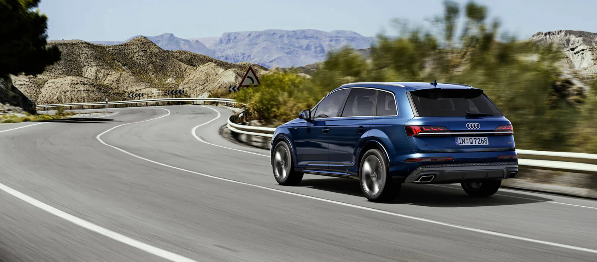 Blauer Audi Q7 während der Fahrt