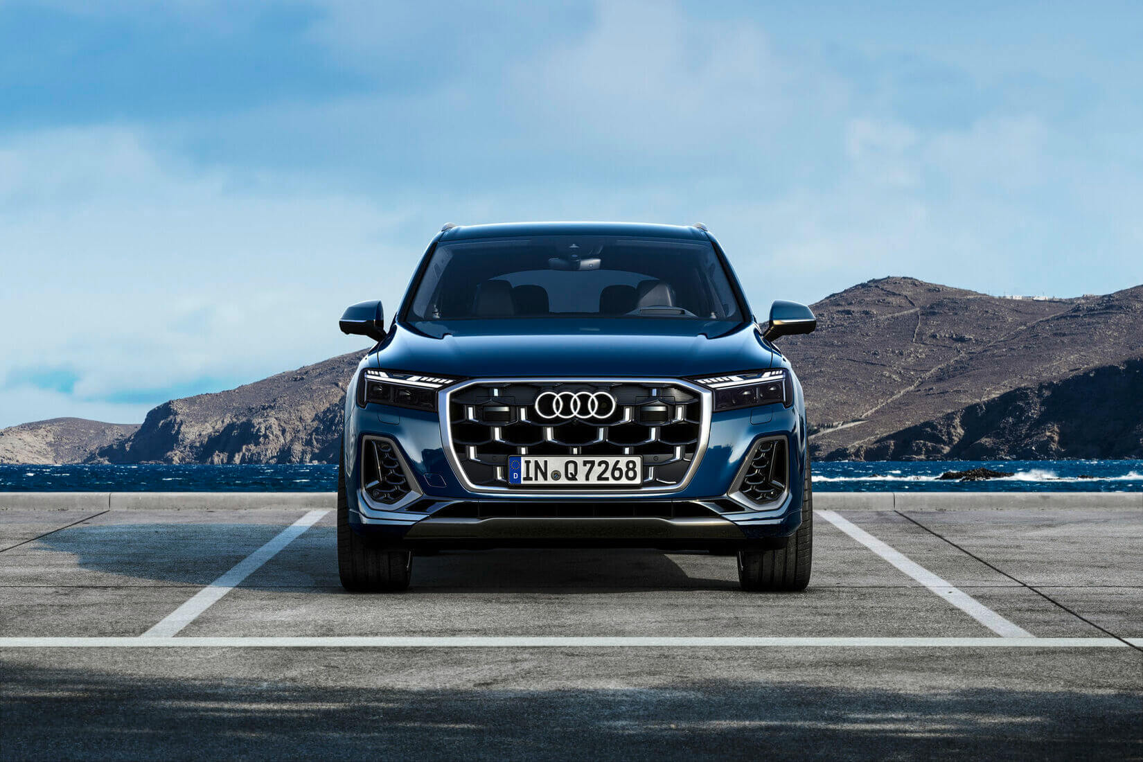 Blauer Audi Q7 in der Frontansicht