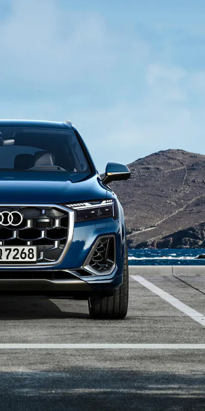 Blauer Audi Q7 in der Frontansicht