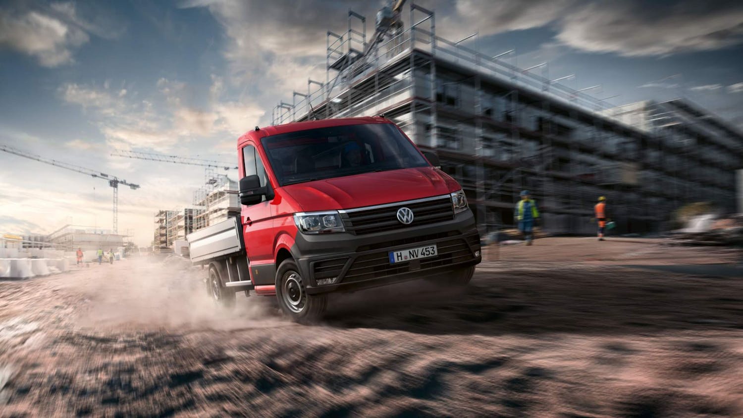 VW Crafter Fahrgestell mit Pritschenaufbau und Plane mit Spriegel im Angebot bei Autohaus Hoffmann.