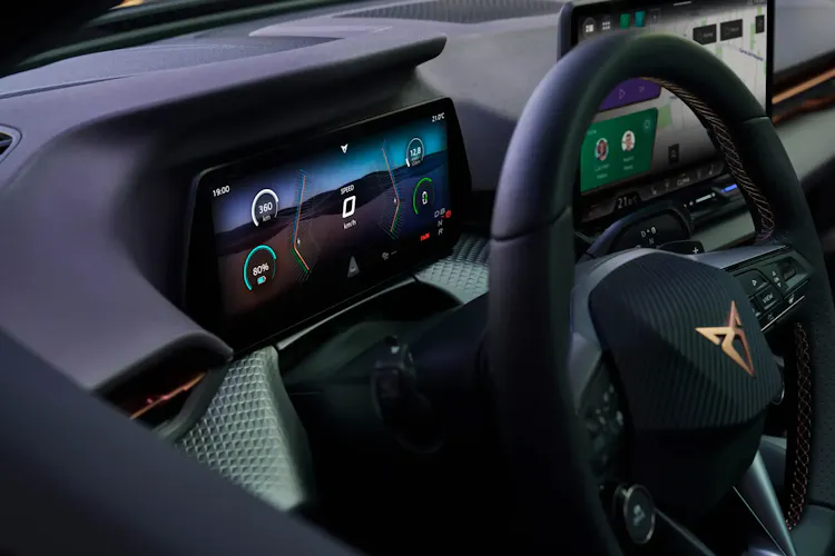 Nahaufnahme des digitalen Cockpits des CUPRA Raval