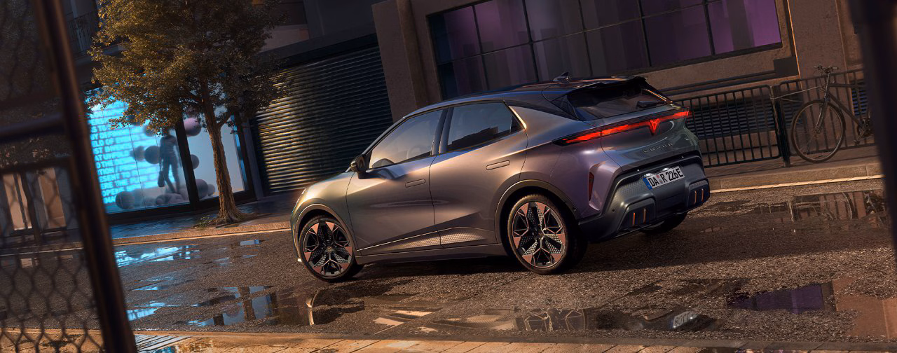 Seitenansicht des neuen CUPRA Raval in einer nächtlichen urbanen Umgebung