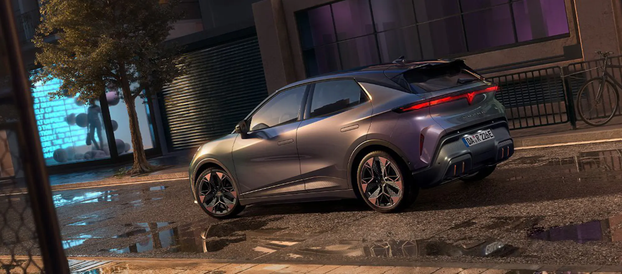 Seitenansicht des neuen CUPRA Raval in einer nächtlichen urbanen Umgebung