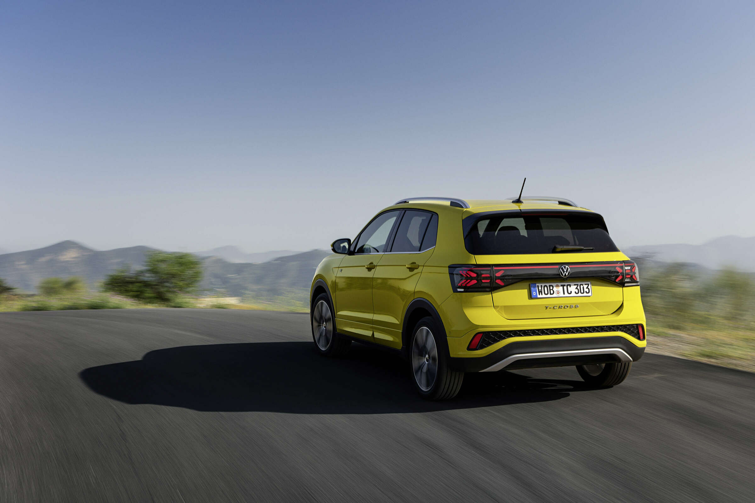 Gelber VW T-Cross beim Fahren