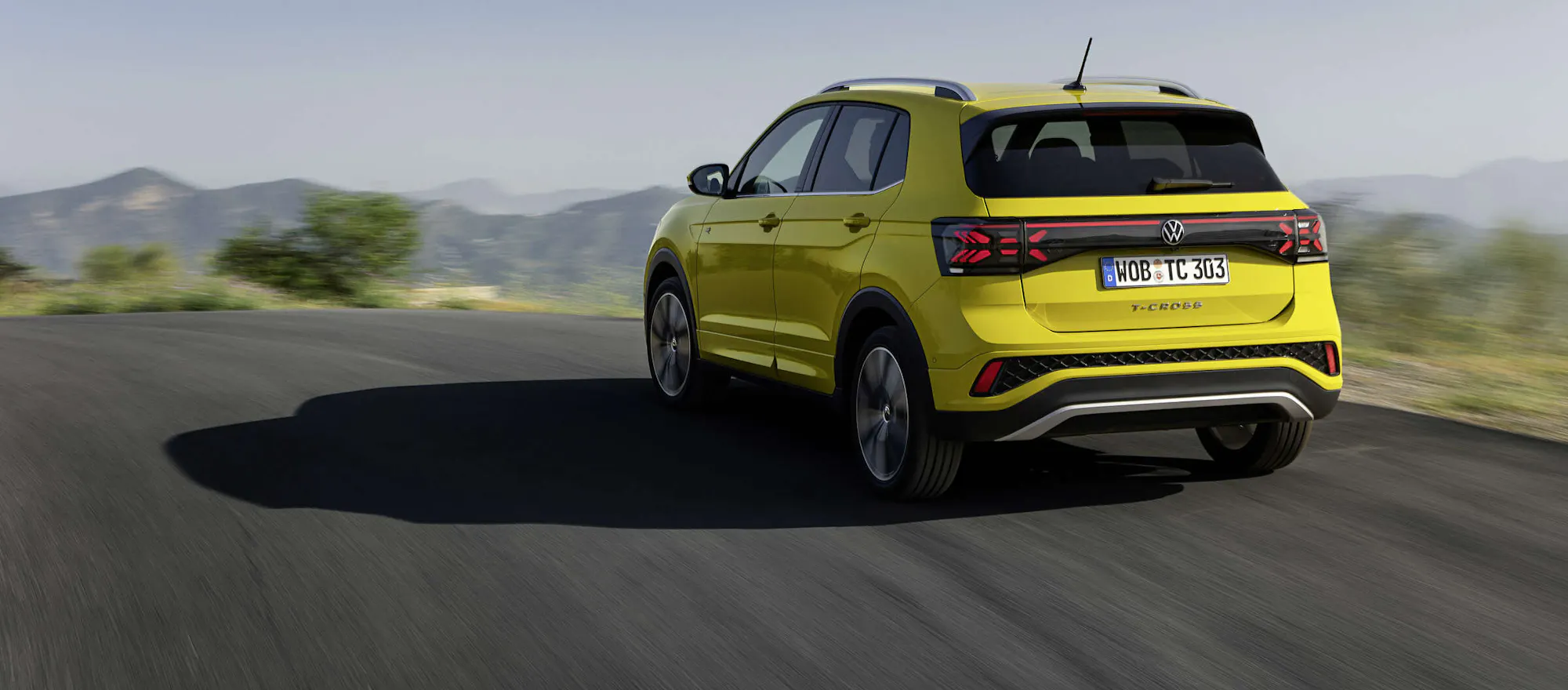 Gelber VW T-Cross beim Fahren